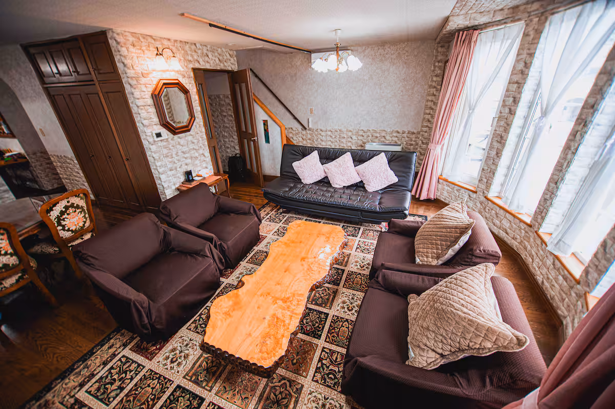 After removing multiple people from a vacation rental lounge photo